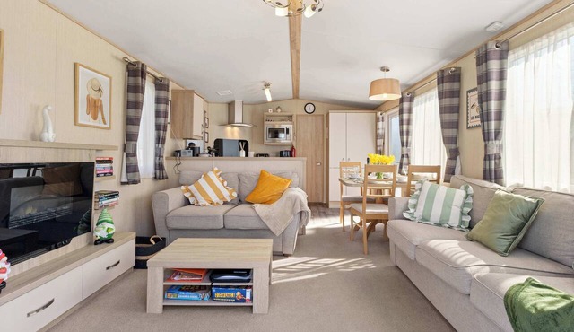 Charming Beachside Chalet close to clubhouse in Pevensey Bay