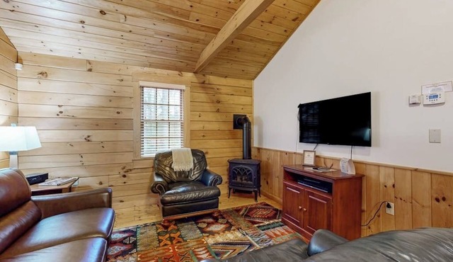 Charming cabin getaway with firepit, kitchen, WiFi & nature at your door