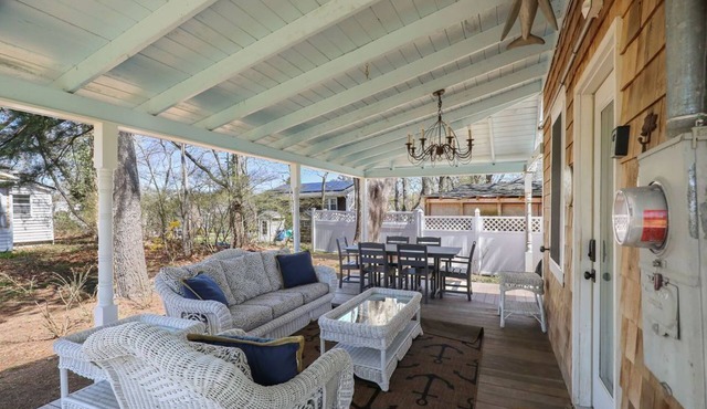 Charming Cape Escape Near Buzzards Bay
