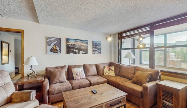 Charming condo with a private sunroom, kitchen, & hot tub - walk to lift