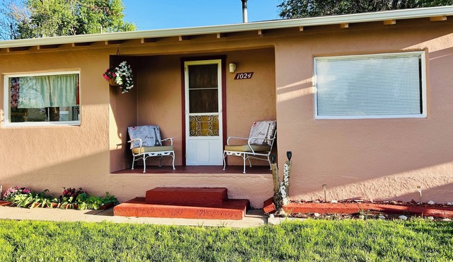 Charming cottage in Cañon City close to downtown and tourist attractions.