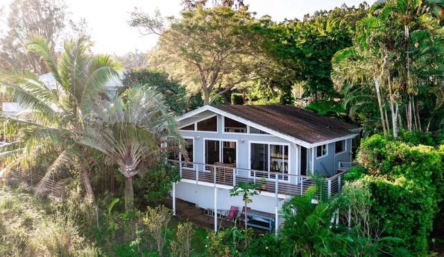 Charming home with balcony, washer/dryer & free WiFi – stunning ocean views