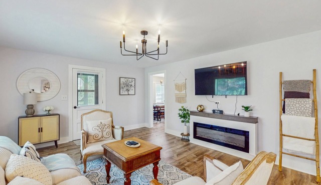 Charming Single Level Retreat with Full Kitchen, Wifi, and Washer/Dryer Combo