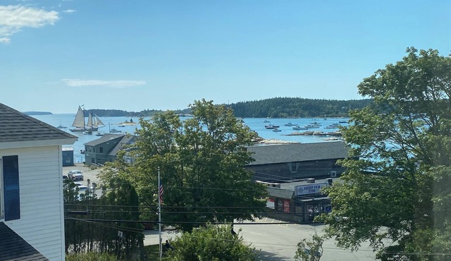 Charming Spacious 2-bed Duplex, Water View in beautiful Stonington with AC, WiFi