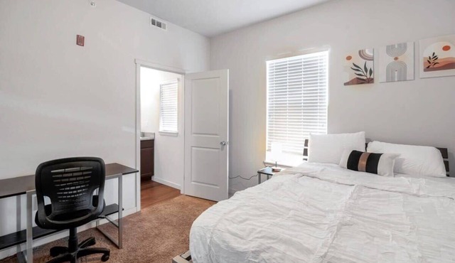 Charming Stay 2 Blocks Away from UNC with Gym