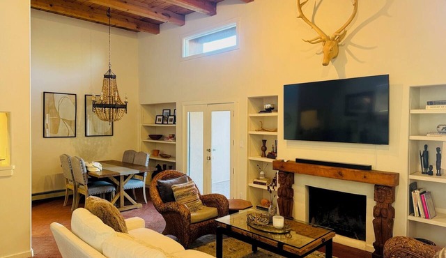 Charming SW Santa Fe adobe 3BR home-AC, WiFi, yard, 10 min to Plaza magic!