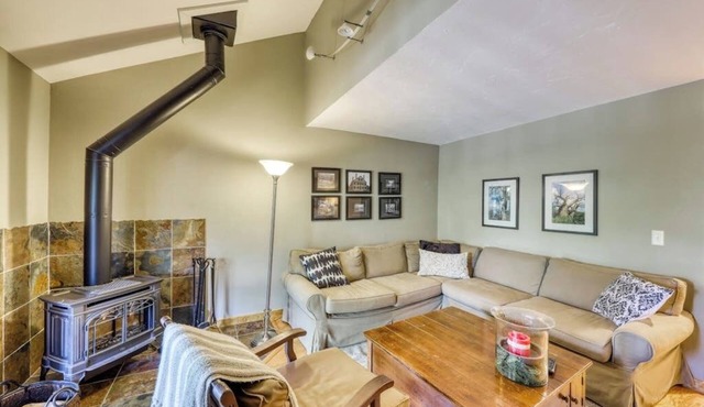 Charming townhouse with mountain views, balcony & private laundry