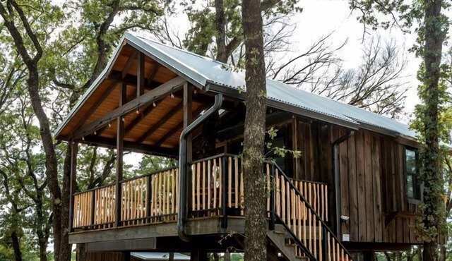 Charming Treehouse for Glamping Trips near Magnolia, Texas