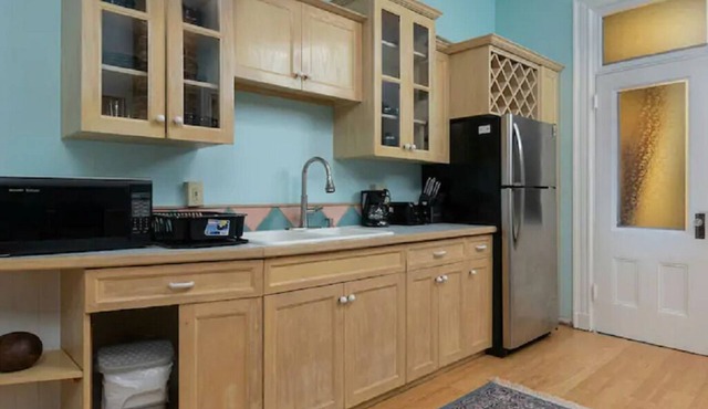 Charming Victorian, Perfect location , private deck.