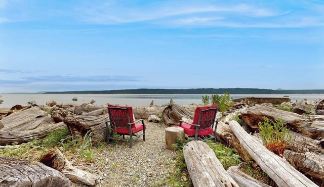 Charming waterfront home with kayaks, gas fire pit & private beach access