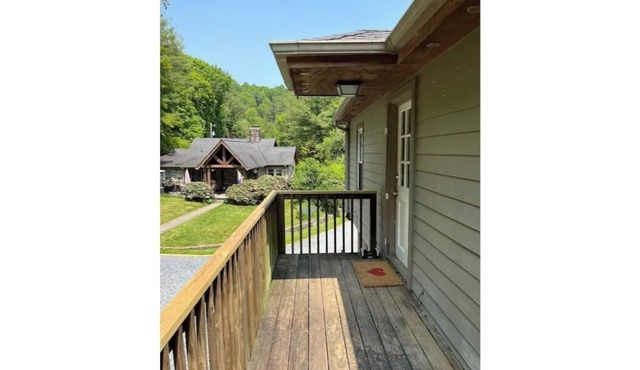 Charming, wooded 2-bedroom guest house in Gated Community near Watauga River