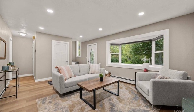 Cheerful 2 Bedroom Townhouse in the Heart of Town