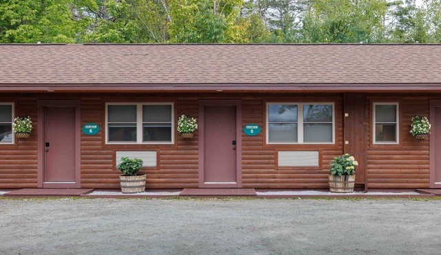 Cherry Lodge #6: Comfortable King Room Escape
