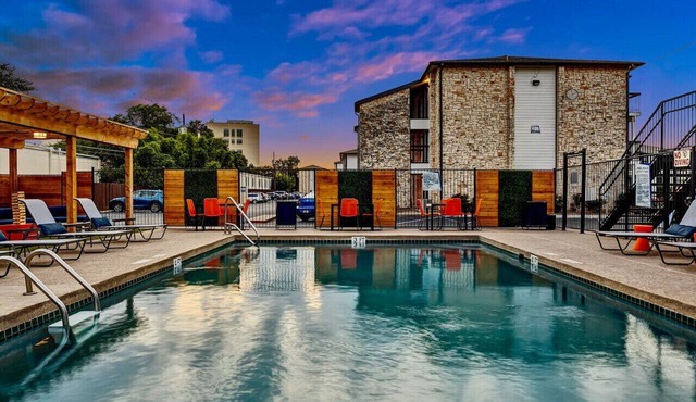 Chic Meets Comfort: 1BR Austin Apt Near Downtown