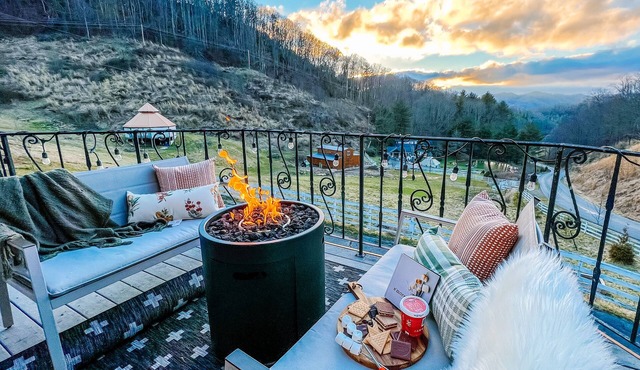 Chic Mountain Stay w/3 Full Suites, Gorgeous Mountain Views & Private Day Spa