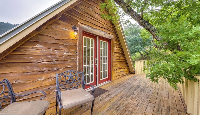 Chic 'Tree House' Studio ~ 24 Mi to Bandera!