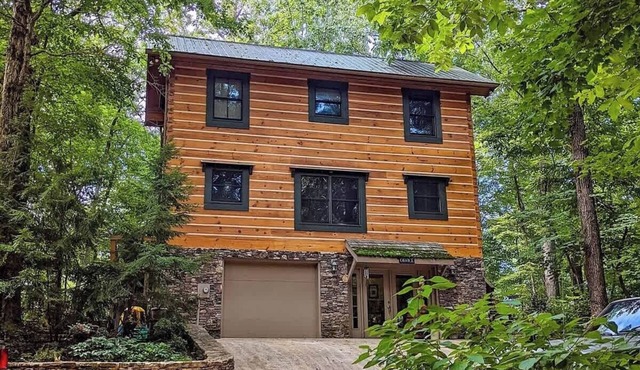 Chilhowee-Big log cabin with hot tub by the Ocoee