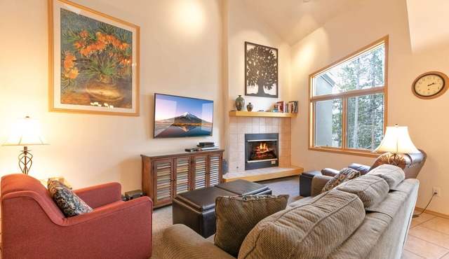Chimney Ridge Sunflower Townhome: Walk to Lift, Private Hot Tub