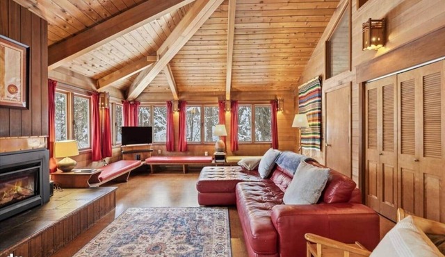 Classic Ski Cabin Walk to Skiing and Restaurants