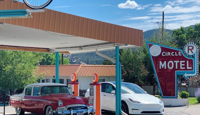 Clean, central, Retro Inspired Salida Motel 6