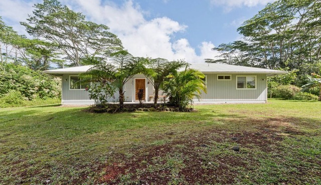 Clean, Modern Home on private 1 acre in Hawaiian Paradise Park.