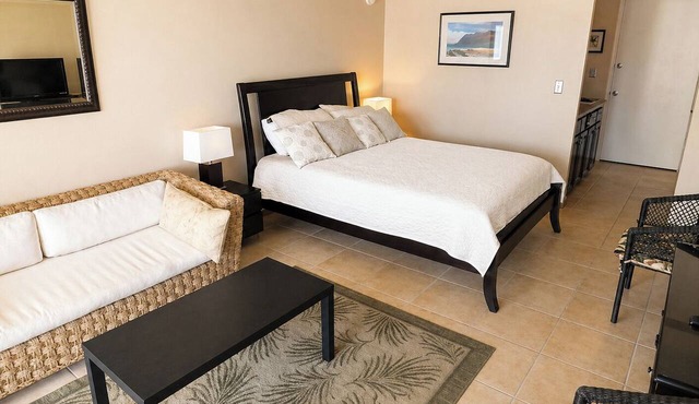 Clean studio at the heart of Waikiki!
