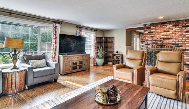 Close to Intel/Nike: Large Family Home w/Hot Tub