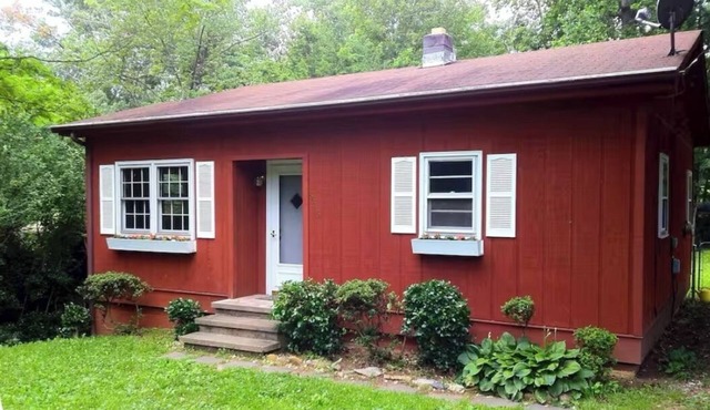Close to Lake Tomahawk and Downtown Black Mountain