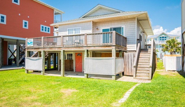 Coastal Breeze: Home Close to Beach Access and Town Park