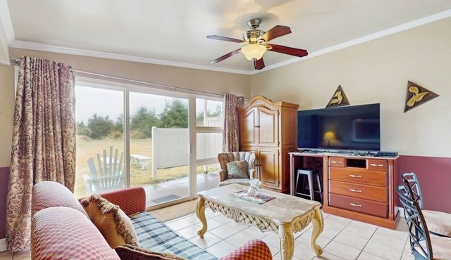 Coastal oceanfront condo with shared hot tub & beach trail access, dog friendly