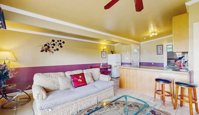 Coastal oceanfront condo with shared hot tub & beach trail access, dog friendly