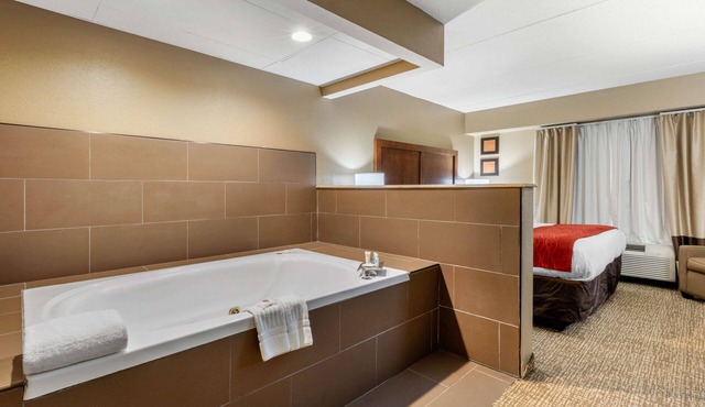 Comfort Inn & Suites Hamilton Place