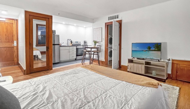 Comfortable queen-bed studio near Downtown hospitals, offering a convenient location, modern amenities, and a cozy space perfect for business travelers, medical stays, and city visits.