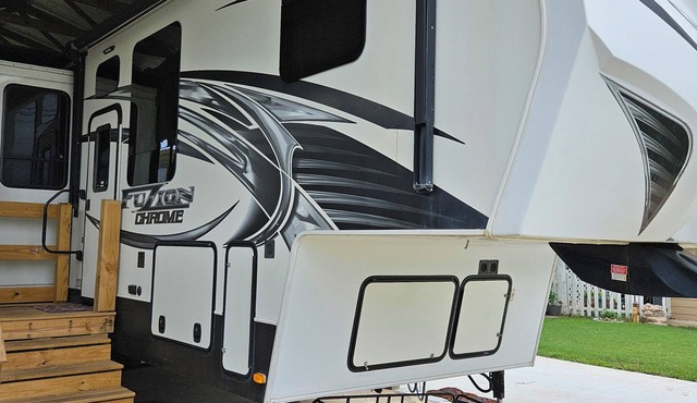 Comfortable RV 5th Wheel located in Sargent, TX in the coastal town of Sargent.