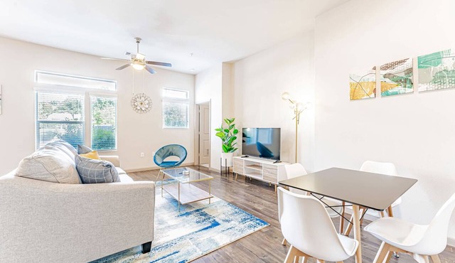 Comfy 2BR king suite, fast WiFi, 8 min to Downtown