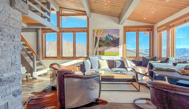 Corner Loft - Views, Pool, Hot Tubs, Sauna, Hiking