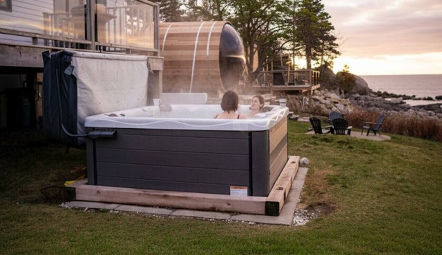 Cosy Oceanfront Cottage - Hot Tub and Sauna