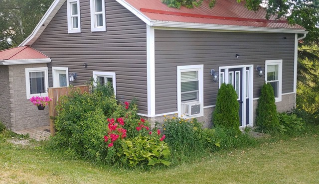 Country cottage in a private setting ,less than 5 min drive to the beach in Goderich