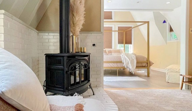 Cozy 1 Bed Chalet w/King Bed & Indoor Fireplace