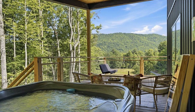 Cozy 1 bedroom cabin with a hot tub in the mountains of Elizabethton