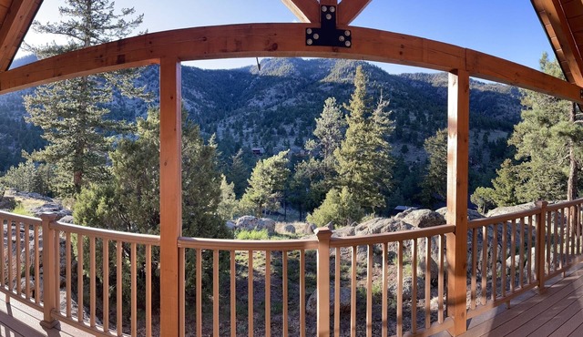 Cozy 2/2 Log Cabin Home - 11 miles from Estes Park, CO