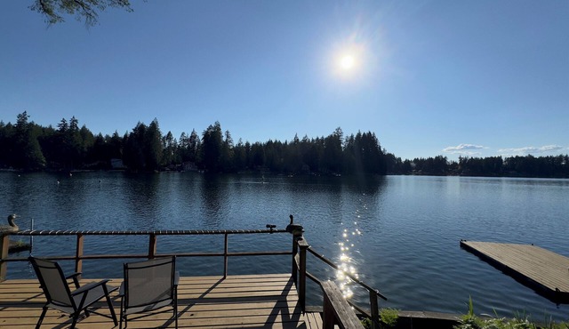 Cozy 2-bedroom lakefront cabin with tranquil views and sauna