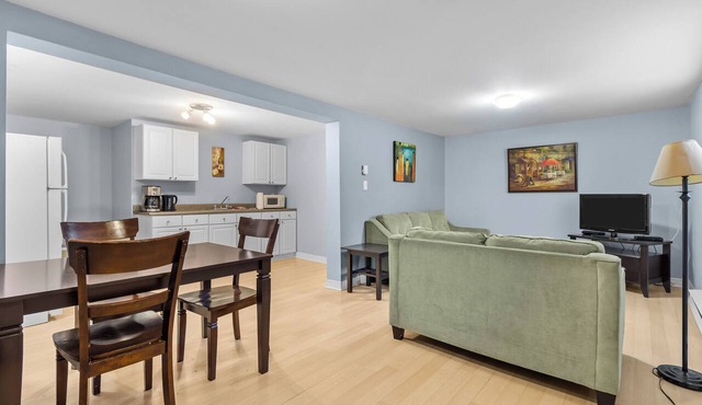 Cozy 2BR Loft Fast WiFi Parking
