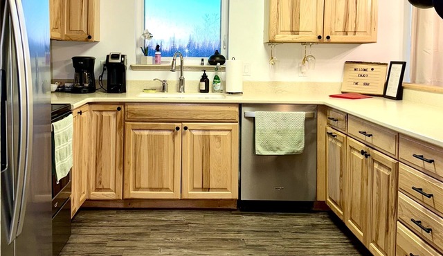 Cozy Alaskan Stay: 3BR home, aurora views + garage