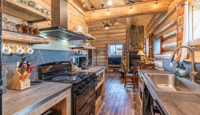 Cozy Authentic Fairplay Cabin, 30 min to Breck.