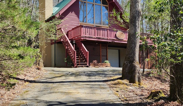 Cozy But Spacious Log Cabin at Mt. Mitchell Golf Course Community
