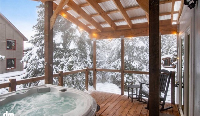 Cozy Cabin with a Hot Tub! Walk to the Ski Lifts.