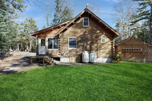 Cozy cabin with covered porch, firepit, grill, fireplace, & washer/dryer