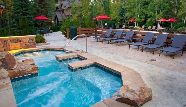 Cozy & Central Arrowhead Ge Townhome, 3br, Sleeps 6 3 Bedroom Townhouse by RedAwning