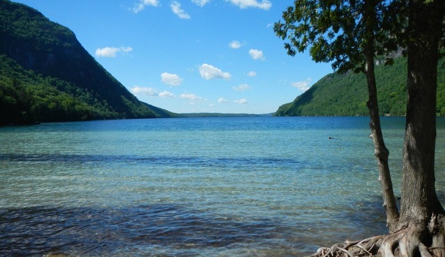 Cozy & Comfortable Lake Willoughby Cottage with Views